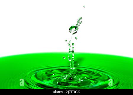 Capture macro d'une collision de chute sur une surface d'eau verte. Banque D'Images