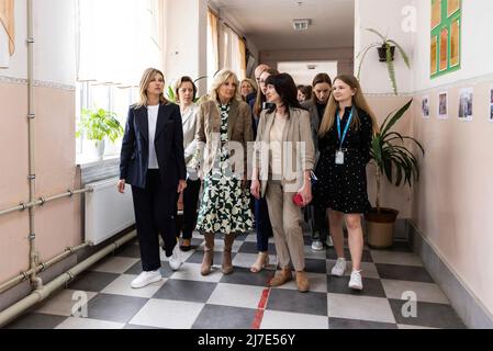 Uzhhorod, Ukraine. 08 mai 2022. La première dame des États-Unis, Jill Biden, au centre, et la première dame ukrainienne, Olena Zelenska, sont partis, lors d'une visite dans un centre de personnes déplacées à l'école n° 6, le 8 mai 2022 à Uzhhorod, en Ukraine. Credit: Présidence de l'Ukraine/Présidence de l'Ukraine/Alamy Live News Banque D'Images