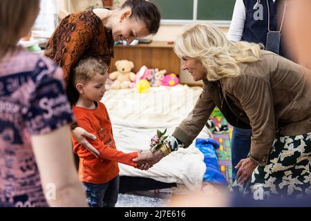 Uzhhorod, Ukraine, 08/05/2022, première dame des États-Unis Jill Biden rencontre la première dame d'Ukraine Olena Zelenska à Uzhhorod, Ukraine, le 8 mai 2022, dans un logement scolaire de personnes déplacées à l'intérieur de leur propre pays, en particulier de la région de Tchernihiv. Mme Biden est en tournée en Europe de l'est, ayant déjà visité la Slovaquie et la Roumanie. Photo via le Bureau de presse présidentiel ukrainien/UPI Banque D'Images