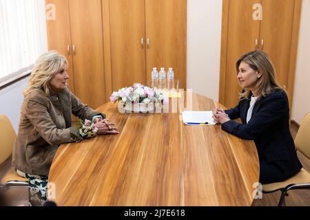 Uzhhorod, Ukraine, 08/05/2022, première dame des États-Unis Jill Biden rencontre la première dame d'Ukraine Olena Zelenska à Uzhhorod, Ukraine, le 8 mai 2022, dans un logement scolaire de personnes déplacées à l'intérieur de leur propre pays, en particulier de la région de Tchernihiv. Mme Biden est en tournée en Europe de l'est, ayant déjà visité la Slovaquie et la Roumanie. Photo via le Bureau de presse présidentiel ukrainien/UPI Banque D'Images