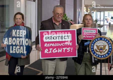 NEW YORK, NEW YORK - 8 MAI : Le leader de la majorité au Sénat, le sénateur américain Chuck Schumer (D-NY), debout avec des représentants d'organisations de défense des droits des femmes et d'autres fonctionnaires, annonce des détails dans sa lutte pour codifier le droit de choisir d'une femme, en particulier le vote au Sénat qu'il tiendra le mercredi 11 mai, le 8 mai 2022 à New York. Banque D'Images