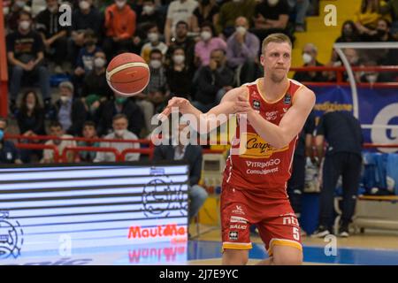 Naples, Italie, 08/05/2022, Marek Mejeris (5) Victoria Libertas Pesaro pendant la série A1 du championnat italien de basketball LBA Gevi Napoli basket vs Victoria Libertas Pesaro au Palabarbuto - Napoli, 08 mai 2022 Banque D'Images