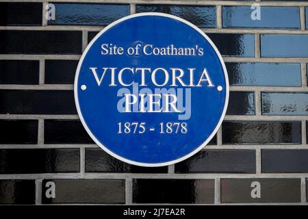 Plaque bleue sur le nouveau Regent Cinema sur le front de mer de Redcar montrant l'emplacement de Coatham Pier 1875-1898 Banque D'Images