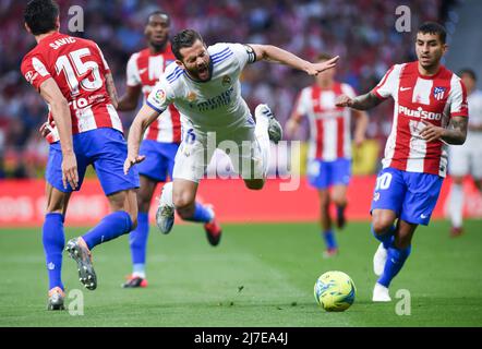 (220509) -- MADRID, le 9 mai 2022 (Xinhua) -- Nacho (C) du Real Madrid rivalise avec Stefan Savic de l'Atletico de Madrid lors d'un match de football espagnol de la Liga entre l'Atletico de Madrid et le Real Madrid à Madrid, Espagne, le 8 mai 2022. (Photo de Gustavo Valiente/Xinhua) Banque D'Images