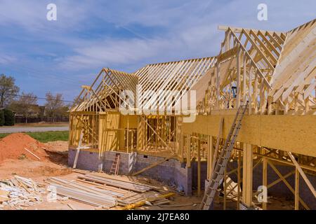 Construction de maison le cadre de la maison début de la construction de toiture Banque D'Images