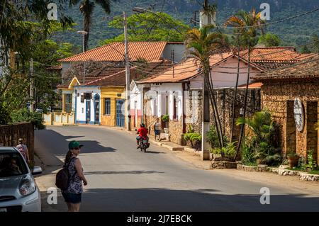 De nombreuses maisons coloniales colorées sont situées dans la rue Antonio Teixeira Carvalho, à proximité du centre historique de Tiradentes, par beau temps. Banque D'Images