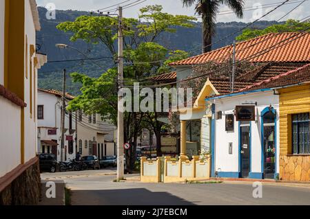 Plusieurs auberges s'exécutant dans des maisons coloniales colorées situé dans la rue Antonio Teixeira Carvalho, à proximité du centre historique sous ciel nuageux ensoleillé. Banque D'Images