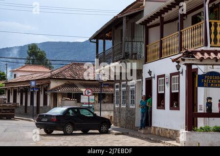 Plusieurs auberges fonctionnant dans des bâtiments de style colonial situé dans la rue Inconfidentes, à proximité du centre historique de Tiradentes. Banque D'Images