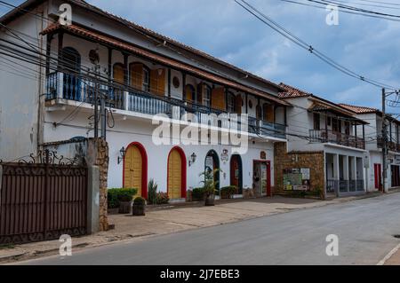 Beaucoup de petites entreprises fonctionnant dans un grand bâtiment colonial à la rue Inconfidentes, à proximité du centre historique de Tiradentes et sous un ciel nuageux. Banque D'Images