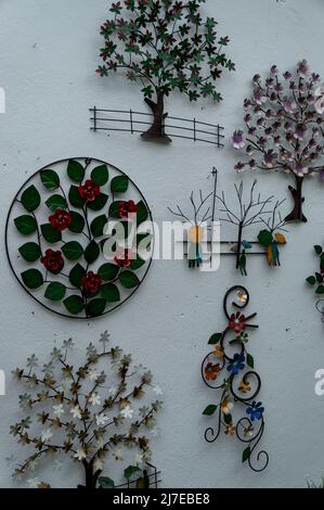 Artisanat fait à la main suspendu sur le mur du magasin Rosa de Saron. Entreprise locale spécialisée dans les articles de fabrication de métal située dans la rue Inconfidentes. Banque D'Images