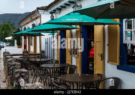 Tables extérieures avec parasols verts au restaurant Vovo e CIA, situé dans la rue Silvio Vasconcelos, en face de la place Largo das Forras. Banque D'Images