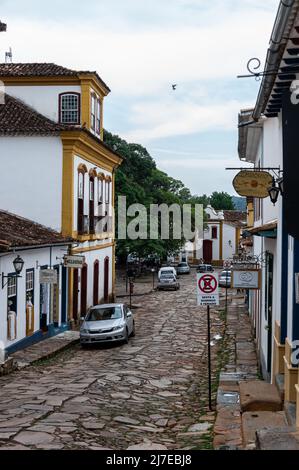 Vue en face de la rue Resende Costa avec des maisons coloniales colorées dans le centre historique de Tiradentes après une brève douche de pluie de source. Banque D'Images