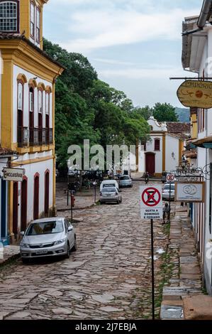 Face à la rue Resende Costa dans le centre historique de Tiradentes, à proximité de la place Largo das Forras après une brève douche à effet pluie. Banque D'Images