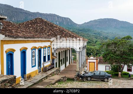 L'hôtel de ville et son porche à Rua da Camara rue pavée au milieu du centre historique de Tiradentes sous ciel nuageux. Banque D'Images