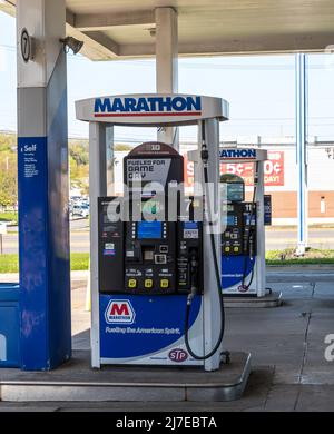 Deux pompes à gaz dans une station-service de Harmar Township, Pennsylvanie, États-Unis Banque D'Images