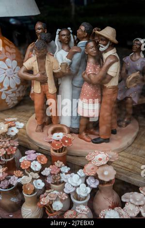 De nombreux objets artisanaux et artisanaux sont exposés à la fenêtre de l'atelier Romer Resende, située dans la rue Francisco Candido Barbosa, au centre historique. Banque D'Images