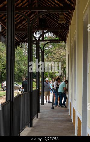 Les touristes attendent sur la plate-forme en file d'attente pour acheter des billets à la gare de Tiradentes pour un trajet touristique en train en direction de Sao Joao del Rei. Banque D'Images