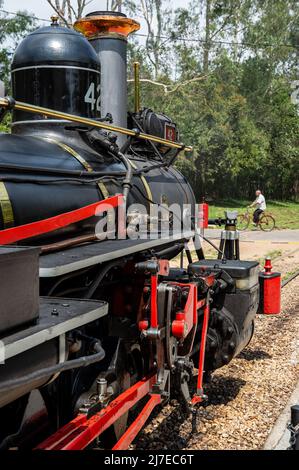 Vue de côté de la chaudière, du vilebrequin et des tiges de Baldwin Locomotive Works nº 38050 tandis qu'ils s'arrêtaient à la gare de Tiradentes. Banque D'Images