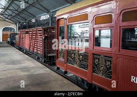 De nombreux types de wagons de chemin de fer conservés à la gare de Sao Joao del Rei, qui fait partie de l'histoire du chemin de fer du Minas Gerais occidental. Banque D'Images