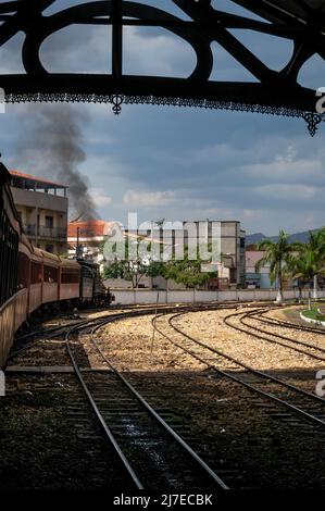 Les voies de train en plein air de la gare de Sao Joao del Rei au milieu de la ville du même nom sous ciel nuageux. Banque D'Images