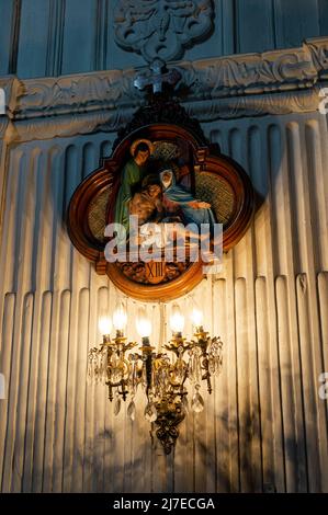 Une image religieuse accrochée au mur de Jésus étant prise de la croix et donnée à sa mère dans la paroisse de Nossa Senhora do Carmo. Banque D'Images