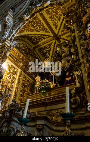 Un petit autel avec l'image de Nossa Senhora das Dores se tenant au milieu à proximité de l'autel principal de la cathédrale de Nossa Senhora do Pilar. Banque D'Images