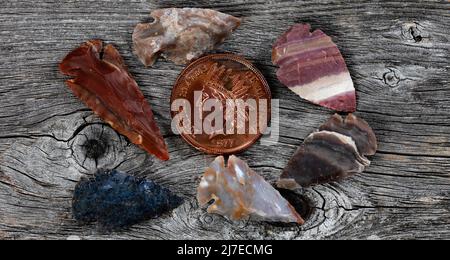 Flèches américaines sur une surface en bois rustique pour un concept vintage Banque D'Images