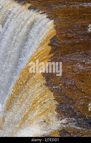 Plongée d'eau au-dessus de Brink sur Upper Taquamenon Falls dans le Michigan supérieur Banque D'Images