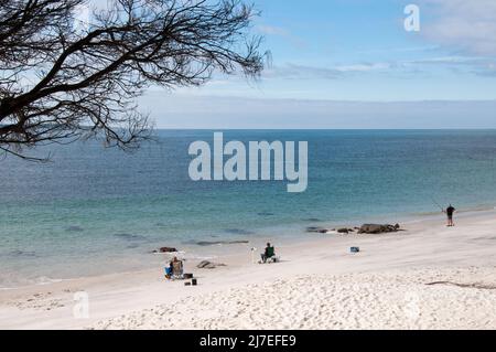 Les campeurs se détendent sur les sables blancs de Little Musselroe Bay à Cape Portland, en face du détroit de Bass dans le nord-est de la Tasmanie, en Australie Banque D'Images