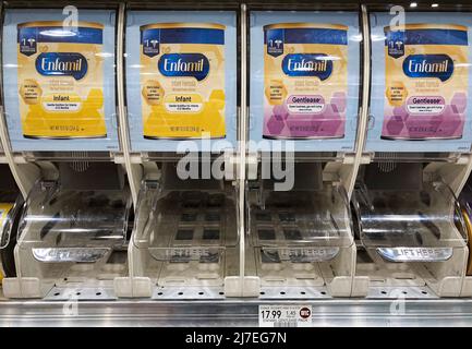 Un présentoir vide de lait maternisé est visible dans une épicerie Publix à Orlando. Les magasins des États-Unis ont eu du mal à stocker suffisamment de lait maternisé, ce qui a poussé certaines chaînes à limiter les achats des clients. Bien que les fabricants indiquent qu'ils produisent à pleine capacité, il ne suffit pas encore de répondre à la demande actuelle, qui a été aggravée par les rappels de produits. Banque D'Images