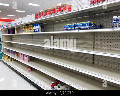 Une tablette de démonstration de préparation pour bébés presque vide est vue dans un magasin Target à Orlando. Les magasins des États-Unis ont eu du mal à stocker suffisamment de lait maternisé, ce qui a poussé certaines chaînes à limiter les achats des clients. Bien que les fabricants indiquent qu'ils produisent à pleine capacité, il ne suffit pas encore de répondre à la demande actuelle, qui a été aggravée par les rappels de produits. Banque D'Images