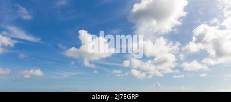 Panorama du ciel bleu avec des nuages blancs par temps clair Banque D'Images