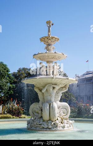 Fontaine Hochgurtel devant le Royal Exhibition Building, Carlton Gardens, Melbourne, Victoria, Australie, Samedi 16 avril 2022. Photo : David Rhibou Banque D'Images