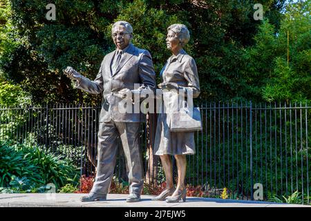 Statues de bronze du Pasteur Sir Douglas et de Lady Gladys Nicholls dans les jardins du Parlement, Melbourne, Victoria, Australie le samedi 16 avril, 2022. Banque D'Images