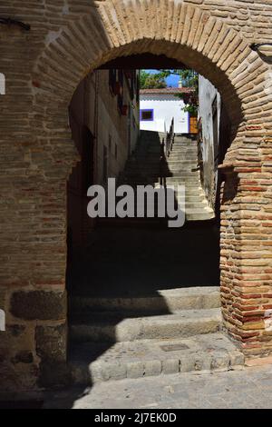 Toledo rue en Espagne. Arc en fer à cheval Banque D'Images