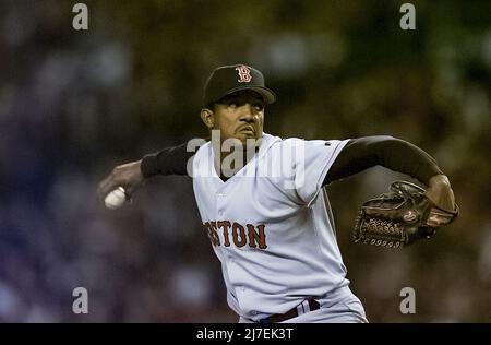 Le lanceur Boston Red Sox Pedro Martinez lance la balle lors d'un match contre les New York Yankees le 28 mai 2000 à New York. Crédit photo: Francis Specker Banque D'Images