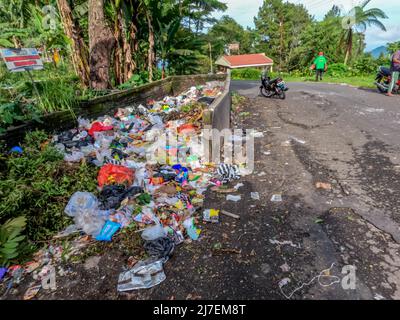 Un abri à ordures au bord du village, mélangé avec des déchets naturels, du plastique, des déchets ménagers et d'autres, est utilisé comme lieu temporaire avant d'être d Banque D'Images