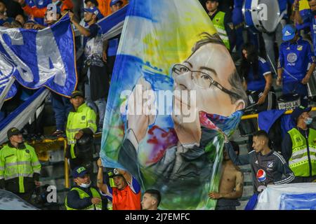 8 mai 2022, Bogota, Colombie : Le drapeau avec le visage du candidat présidentiel colombien, Gustavo Petro dans le match de Millonarios contre Tolima de la Ligue BetPlay DIMAYOR à l'Estadio Nemesio Camacho El Campin stade dans la ville de Bogota, Colombie, le 8 mai 2020, match qui serait fin 0 - 0. (Credit image: © Daniel Garzon Herazo/ZUMA Press Wire) Banque D'Images