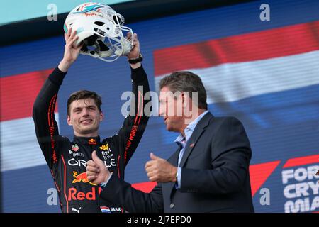 MIAMI, le 9 mai 2022 (Xinhua) -- le Max Verstappen (L) de Red Bull des pays-Bas célèbre après la finale du Grand Prix de Formule 1 de Miami à l'aérodrome international de Miami à Miami Gardens, Floride, États-Unis, le 8 mai 2022. (QIAN JUN M via Xinhua) Banque D'Images