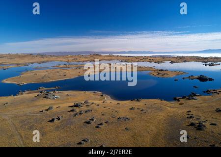 Paysage rocheux et barrage Poolburn, Central Otago, South Island, Nouvelle-Zélande - drone aérien Banque D'Images