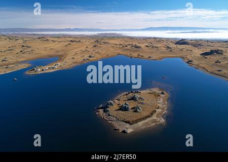 Île dans le barrage de Poolburn, Central Otago, South Island, Nouvelle-Zélande - drone aérien Banque D'Images