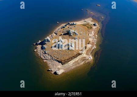 Île dans le barrage de Poolburn, Central Otago, South Island, Nouvelle-Zélande - drone aérien Banque D'Images