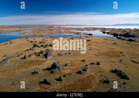 Paysage rocheux et barrage Poolburn, Central Otago, South Island, Nouvelle-Zélande - drone aérien Banque D'Images