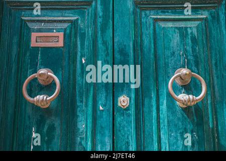 Heureuses de porte sur une porte aux couleurs vives et aux intempéries à Mdina, Malte, vue en avril 2022. Banque D'Images