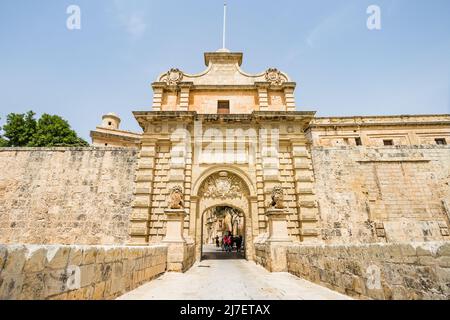 En regardant vers la porte de Mdina qui forme l'entrée principale de l'ancienne capitale de Malte photographiée en avril 2022. Banque D'Images