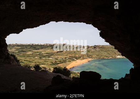 Plage de Ramla vue de l'intérieur de la haute grotte de Tal-Mixta sur l'île de Gozo, Malte. Banque D'Images