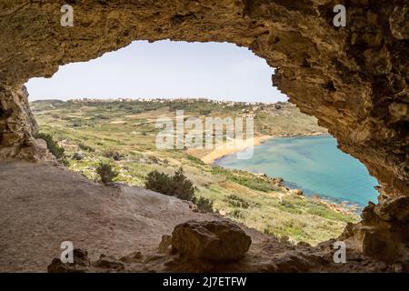 Plage de Ramla vue de l'intérieur de la haute grotte de Tal-Mixta sur l'île de Gozo, Malte. Banque D'Images