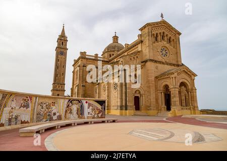 Basilique du sanctuaire national de la Sainte Vierge de Ta' Pinu photographiée en avril 2022 sur l'île de Gozo à Malte. Banque D'Images