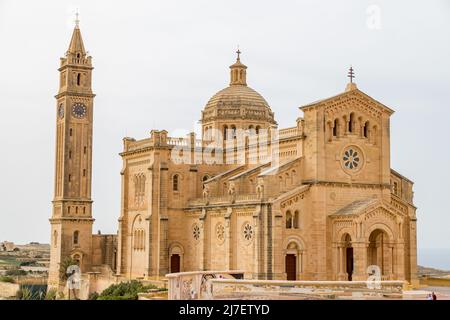 Basilique du sanctuaire national de la Sainte Vierge de Ta' Pinu photographiée en avril 2022 sur l'île de Gozo à Malte. Banque D'Images