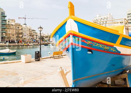 Un bateau Luzzu coloré au bord de la baie de Spinola à Malte vu par une journée ensoleillée en avril 2022. Banque D'Images